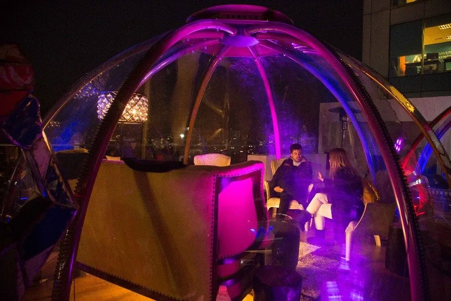 Domos en el bar Red2One.