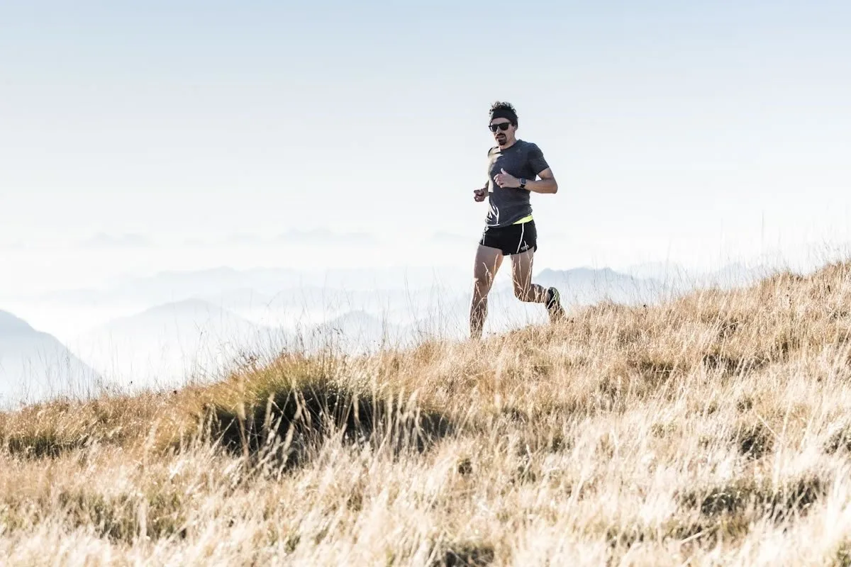 Atleta fortaeciendo el cuerpo humano