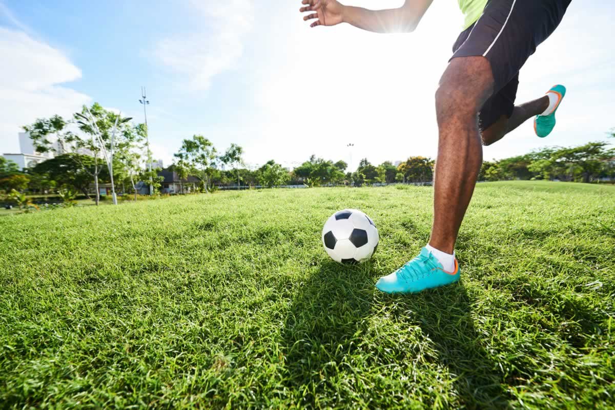 ¡Eleva tu juego con las mejores zapatillas de fútbol para hombres! » Hoy Noticias zapatillas de futbol con suelas de tracción